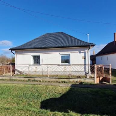 Casa cu Acoperis Gri Complet