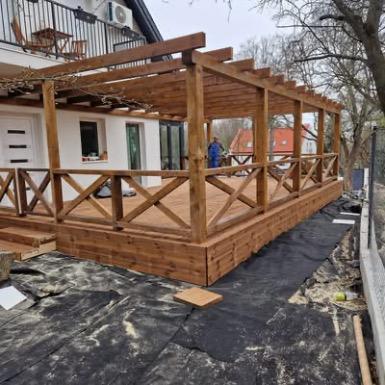 Terasa din Lemn cu Balustrada